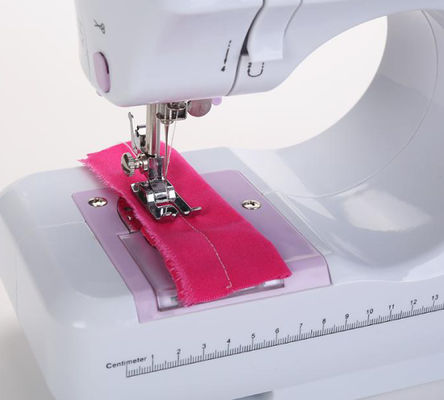 Duurzame mini elektrische zigzag naaimachine Optioneel naaldlengte voor het naaien van kledingstukken